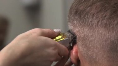 Kafkas Adam Clipper Close-up 'la Yan Karışımı Alırken Kısaltılmış Kısa Taraflı Stilist Kusursuz Odaklanıyor. Medya.