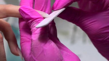 Badem Çivisi Kenarlarını Dosya ve tamponla Doldurarak Zarif Siluet ve Güzel Detaylar Veriliyor. Medya.