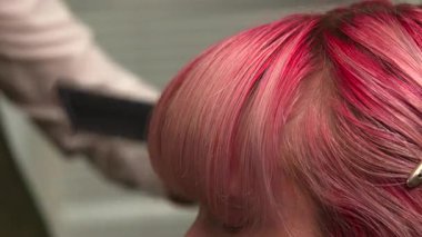 İnce makas, fırça, hareket, tarak ve klipsle stilistlik yapan bir stilist. Medya