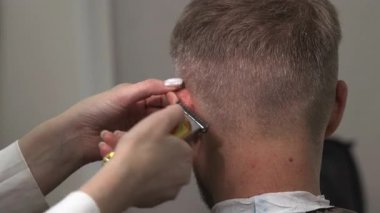 Beyaz adam Son Boyunbağı Temizleme Makası ve Kıtır Kıtır Kıtır Arka Edge Sessiz Salonu 'nun Tarağı' ndan geçiyor. Medya