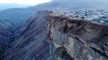 Uçurum Köy Platosu 'na tünemiş Derin Kanyon Havacılık Vantina Işıkları Kümelenmiş Çatılar, Dar. Medya