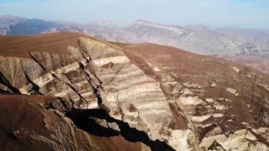 Aerial Strata Kanyonu Uçurumları Katmanlı Platosu, İHA Sedimenter Grupları ve Keskin Erozyonu Yakalıyor. Medya