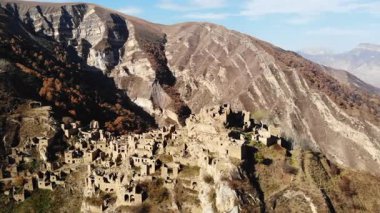 Aerial Mountain Village Antik Taş Harabeleri, İnsansız Hava Aracı Tepesi Dik Tepe 'ye Yapışan Evler. Medya