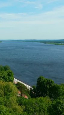 Yaya yolu olan bir parkın yanında köpüklü su yüzeyi. Kırp