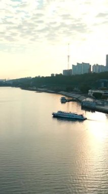 Güneş doğarken Rusya, Samarya yakınlarındaki Dinyeper Nehri 'nde beyaz yolcu feribotu. Kırp