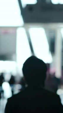 Modern havaalanı terminalinde yürüyen bulanık kalabalık. Medya