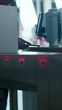 Otomatik turnikelerden geçmek için biletlerini kullanan yolcular. Medya