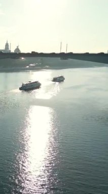 Bulutlu gökyüzünün altında sakin nehirde yol alan beyaz yolcu feribotu. Kırp