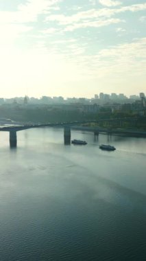 Kyiv, Ukrayna 'daki Paton Köprüsü' nün altında gün doğumunda Dinyeper Nehri 'nde iki yolcu gemisi denize açılacak. Kırp