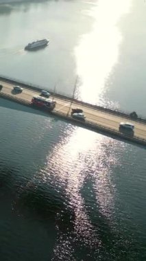 Kyiv, Ukrayna 'daki Paton Köprüsü' nün altında gün doğumunda Dinyeper Nehri 'nde iki yolcu gemisi denize açılacak. Kırp