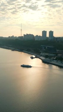 Sakin nehir güneş ışığını yansıtıyor, voronezh nehir limanından kalkan yolcu feribotu. Kırp