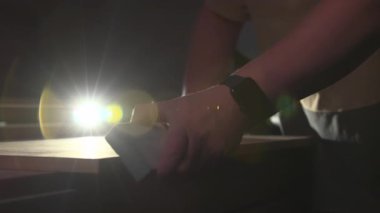 Geceleri fener ışığında kumdan tahta kalas, marangoz ellerinin zımpara kağıdıyla düzleştirdiği tahta kaplama. Medya