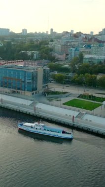 Yolcu gemileri günbatımında modern Nizhny Novgorod nehri yolcu terminaline yaklaşıyorlar. Kırp