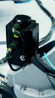 Robot kolun hareketini kapatın, karmaşık mekanik ve kablolarını gösterin. Medya