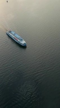 Büyük yolcu feribotu gün batımında nehirde yüzüyor. Kırp