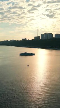 Kyiv şehrinin yakınlarındaki Dnipro nehrinde seyir halindeki iki yolcu feribotu. Kırp