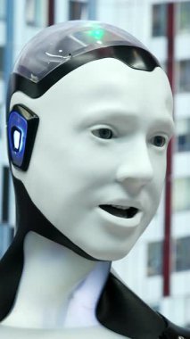 Gerçekçi insansı robot konuşuyor ve şehrin arka planında ağzını oynatıyor. Medya
