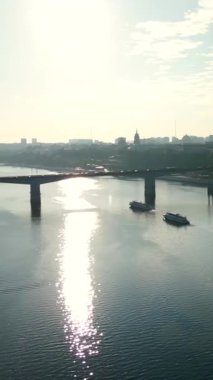 Yolcu feribotu Kyiv 'deki Dinyeper Nehri' nde gün doğumunda, Paton Köprüsü 'ne yaklaşıyor. Kırp