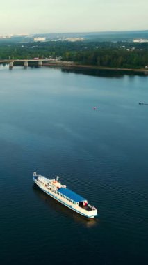 Büyük bir kargo gemisi ve Ukrayna, Kyiv yakınlarındaki Dinyeeper nehrinde giden küçük bir yolcu feribotu. Kırp