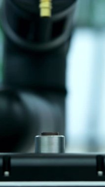 Robot kol karıştırma ve üretim sürecinde bileşen yerleştirme. Medya