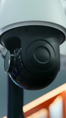 Profesyonel güvenlik kameraları hareket ediyor ve odaklanıyor. Medya