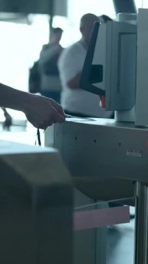 Katılımcılar ve ziyaretçiler bir iş konferansında elektronik erişim kontrol sistemini kullanıyorlar. Medya