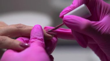 Kapalı Teknisyen Tırnakları Güzel Fırça ve Pembe Eldiven, Renk Vuruşları, Sıcak Salon. Medya