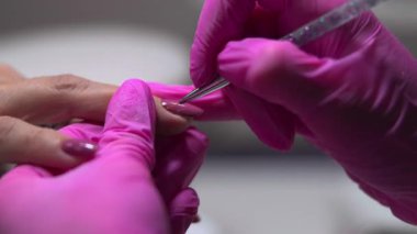 Kapanış Teknisyeni Tırnakları ve Tırnak Temizleme Aracı, Pembe Eldiven Tutucu Parmak, Odaklanmış Stüdyo. Medya