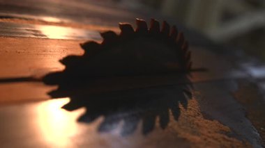 Yansıma Testere Bıçağı Parlak Masa Yüzü, Altın Vurgu, Dramatik Gölge, Sıcak Atmosfer, Yakın Çekim. Medya