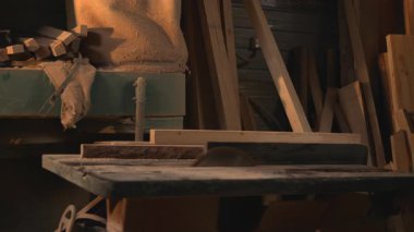 Kabin Üreticisi Testere Masasında Sabit Eller Ahşap Çitin Ötesinde, Toz Başlıklı. Medya