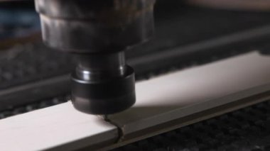 Boyalı alanda hassas dikiş atma, keskin dikişler oluşturma ve temiz kenar oluşturma konusunda yakın çekim, yavaş. Medya