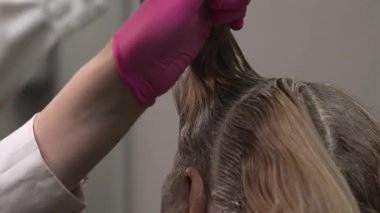 Kapanış Stilisti, Pembe Eldivenli Sarışın Kökler, Kafkasyalı Müşteri Oturdu, Tarak Ayırıyor Güzel Bölgeler. Medya