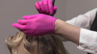 Yakın plan stilistler ve Kafkasyalı Sarışın Müşteri, Pembe Eldivenler Kılavuzu 'nun önemli bölümleri. Medya