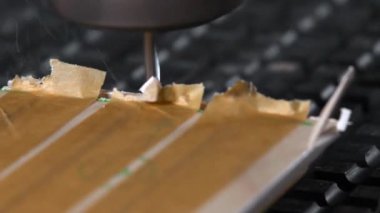 Bantlı Laminate Şeridi 'ndeki hassas kenar budamada küçük matkap ucu, bant koruyucuları işini bitirirken aşırılığı kaldırıyor. Medya