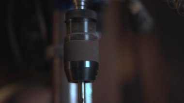 Bir atölyede matkap matkabından dönen ve inen metal matkap ucu. Medya