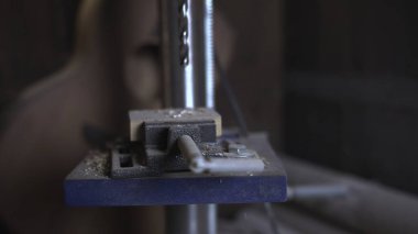 Dönen matkap ucunu kapat ve bir tahta parçasına delik aç. Medya