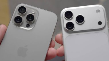 Tiflis, Gürcistan - Eylül 2025: Gelecekteki bir konsept akıllı telefonu mevcut nesil cep telefonuyla karşılaştırmak. Eylem