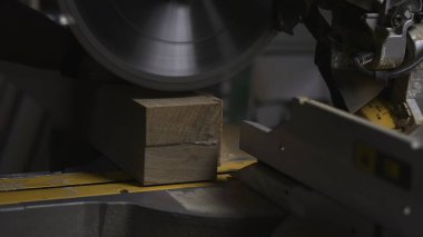 Yakın çekim Mitre Testere Kesme Bloğu Dönen Bıçak, Uçan Talaş, Elle Konum Odun, Yerlerinde Muhafız. Medya