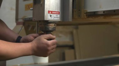 Kafkasyalı teknisyen Router Head 'i ve Ayarlama Elleri Düzenleme Aracı için Spindle' ı ayarlıyor. Medya