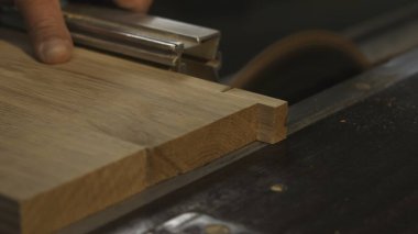 Oak Tahtasında Testereyle Kesici Eller, Tavşan Ortaklığı, Çit Çitleri ve Düzenli Beslenme. Medya