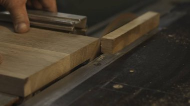 Eller tahta paneli masa testeresi üzerinde kare ve kalem ile işaretliyor, doğrama tezgahı için kusursuz, sıcak. Medya