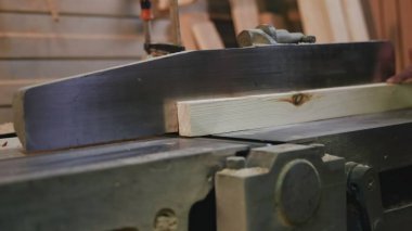 Ellerinizi Kapatın Tahta Kalası Dönen Jointer Bıçağı, Marangoz Tahılını Hizaladı, Sabit Hareket. Medya