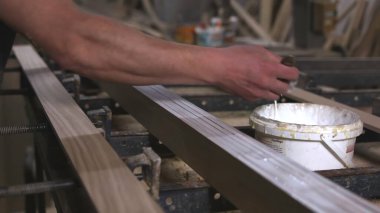 Yakından Fırça, Beyaz Astar 'ı Uzun Ağ Tahtası' na, Yakındaki Boya Kovası 'na, Sabit Vuruşlar' a uyguluyor. Medya