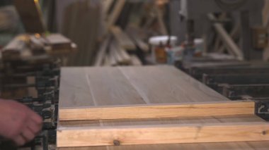 Yakından Çeken Eller Masa Üzerine Dizilmiş Paneller, Yerlerine Kayan Kalaslar, Sakinleştirici Atölye Ritmi, Düzenli Sıralar. Medya