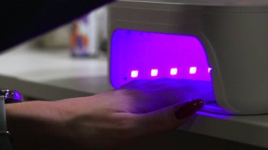 Mor UV Lambanın Altında Parlak Jel Cilalaması, Kompleks Led Kurutma Salonu 'ndaki Parmaklar Kapanışı. Medya