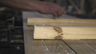 Kapanış Elleri Yığını Tamamlanmış Tahta Tahtalar Taşıyıcıda, Plastik Film Görünür Paket, Temiz Saflar Hazır. Medya