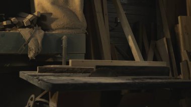 Kabin Üreticisi Testere Masasında Sabit Eller Ahşap Çitin Ötesinde, Toz Başlıklı. Medya