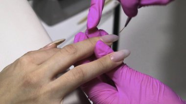 Elektrikli matkap kapama, Cuticle Alanı şekillendirme ve Uzantı Kenarlarını Eldiven Teknisyeni Rehberliği ile Yenileme. Medya