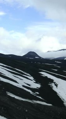 Mavi Gök Altında Kar Tozu Tepesi, Eriyen Kanallar Karanlık Kayaları Kesiyor, Açık Görüş, Kıtır Güneş Işığı, Medya