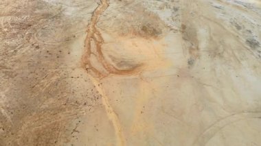 Sarmal Kanallar ve Ochre Streaks 'le hava manzaralı kuru dere yatağı, karışık tortu şeritleri ve lastik izleri. Medya